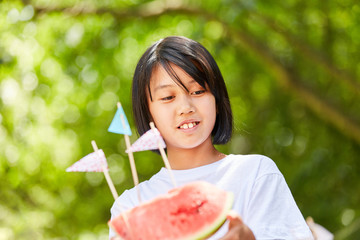 Mädchen bringt frische Wassermelone als Party Snack