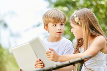 Kinder mit Tablet PC staunen über Chat Nachricht