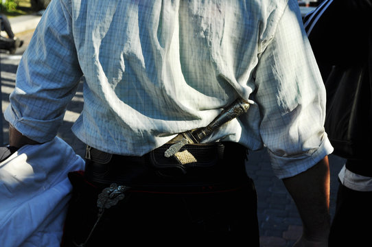 Gaucho con cuchillo de plata y traje tradicional