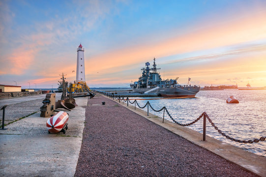 Маяк в Кронштадте Ship at the pier near the lighthouse in Kronstadt