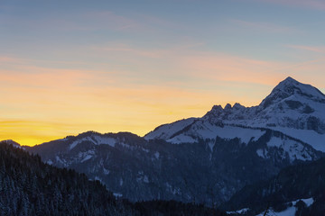 Couché de soleil sur paysage de montagne dans les Alpes 