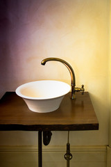 レトロな洗面台のある室内