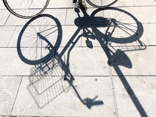 Fototapeta na wymiar bicicletta città europea