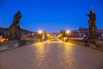Obraz premium Beautiful Charles bridge in Prague at night, Czech Republic