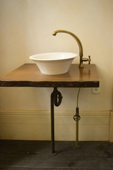 レトロな洗面台のある室内