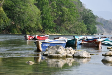 Barcas coloridas sobre el rió Santa María en Tamúl San Luis Potosí México.