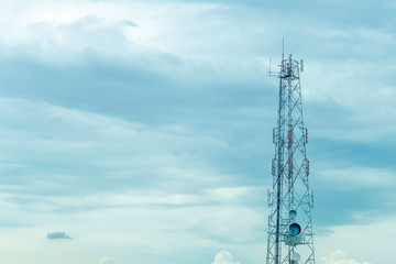 Obraz premium Mobile tower transmission signal with blue sky