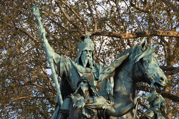 statue Charlemagne et ses Leudes , notre dame de paris