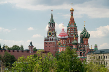 Obraz premium Domes of the Cathedral and Spasskaya tower of the Kremlin