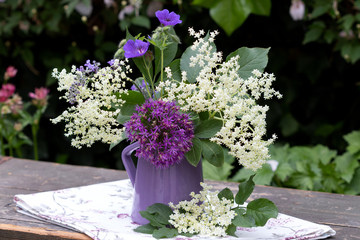 Blumenstrauß mit Holunderblüten, Storchschnabel und Allium