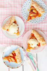 Peach Pie mit Vanilleeis