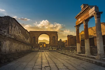 Vlies Fototapete Neapel Ruinen der antiken Stadt Pompeji, antike römische Stadt gegen den Vulkan Vesuv bei Sonnenuntergang, Italien. Straße in Pompeji