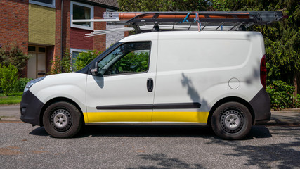 Handwerker Fahrzeug mit farbigem Streifen, Seitenansicht
