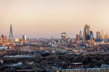 Weites Panorama von London am Morgen bei Sonnenaufgang: die Skyline mit der City und zahlreichen Touristen Attraktionen
