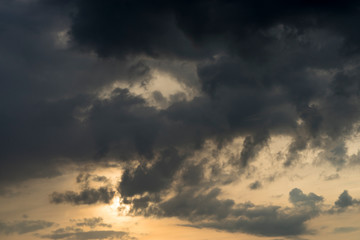 Naklejka na ściany i meble Sonnenuntergang mit dramatischer Wolkenformation
