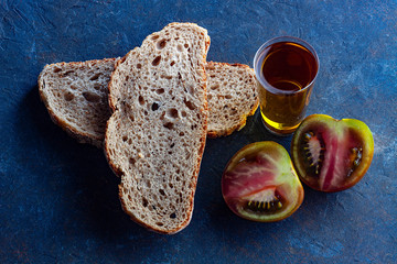 SLICES OF BREAD WITH OLIVE OIL AND NATURAL TOMATO