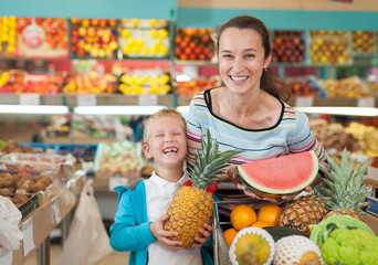 Obraz premium Mother and boy buying fruits