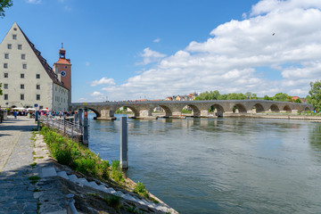 Obraz premium Regensburg, a city steeped in history, is the fourth largest in Bavaria and serves as the capital of the Upper Palatinate region.