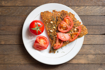 Rustic sandwiches from dehydrated vegan crispbreads and tomato slices