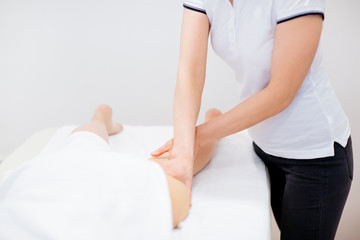 Obraz na płótnie Canvas Woman having a massage in a medical center 