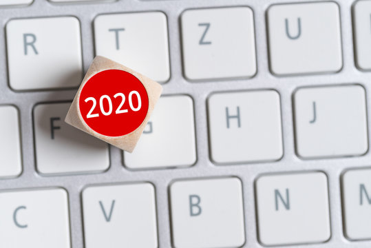 Würfel mit Aufschrift 2020 auf Tastatur 