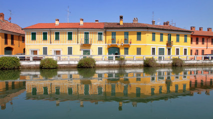 Fototapeta na wymiar palazzi colorati a gaggiano in italia, colored buildings in gaggiano village in italy 