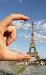 Fototapeta na wymiar hand performing the measurement of the Eiffel Tower in Paris