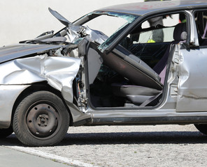 Obraz na płótnie Canvas damaged car after the crash