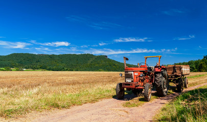Traktor auf einem Feldweg