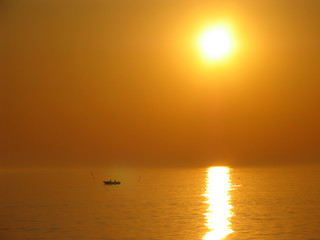 Sonnenuntergang am Meer mit Fischerboot, Nordsee, Vorupør, Jütland, Dänemark