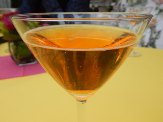 Perlender Aperitif mit Sekt in einem Cocktailglas als Appetitanreger