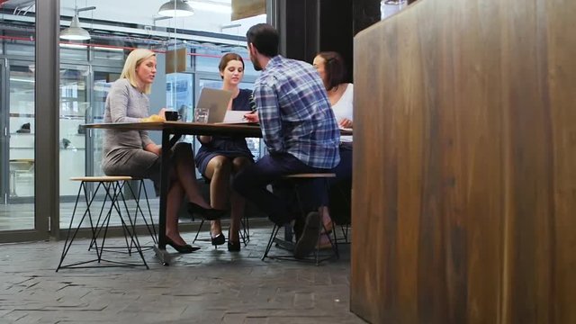 Team meeting brainstorm in cafe