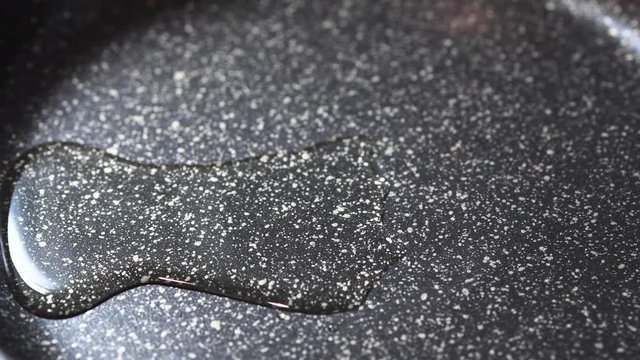 フライパンの上の油