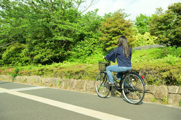 Obraz premium The girl student who goes to school