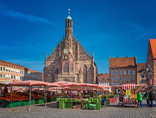 Obraz premium Our Lady's church at the Nuernberger Hauptmarkt in Germany