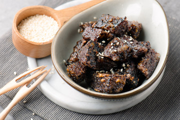 Hsinchu rice cakes in a white ceramic dish