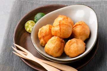 Roast meat balls in a white ceramic dish