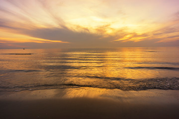 Fototapeta na wymiar The beauty landscape of the sunrise over the sea in the morning