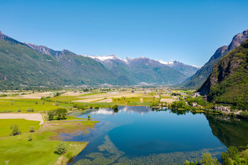 Vista aerea panoramica della Valchiavenna con Laghetto Pozzo di Riva da Novate Mezzola