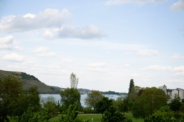 blick auf den rhein und die landschaft in Bingen am Rhein Deutschland fotografiert während eines Stadtbummels an einem sonnigen Tag