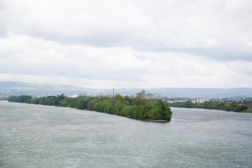 blick auf die landzunge im rhein in Mainz Deutschland fotografiert während eines Stadtbummels an einem sonnigen Tag