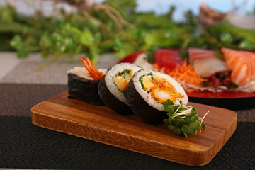 新鮮な刺身と巻き寿司