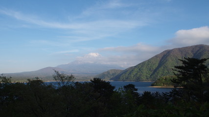 連なる山脈と富士山と綺麗な夕焼け