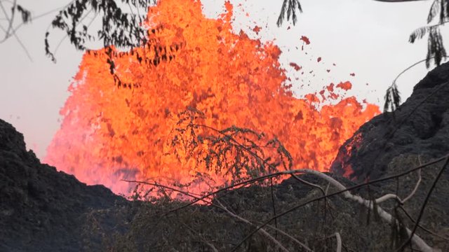Kilauea Volcano Eruption 2018 - Incredible Lava Fountains From Fissure
