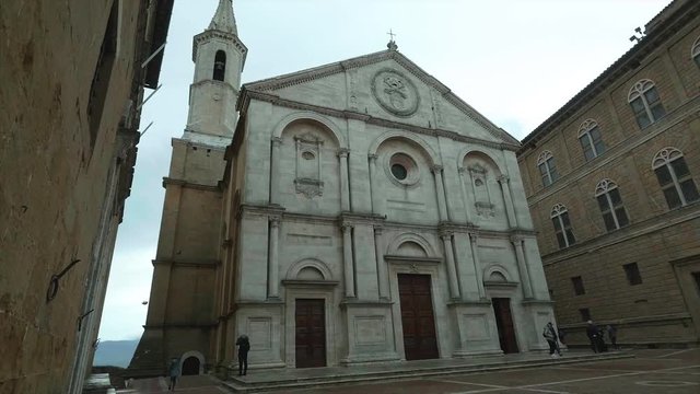 Pienza, dei turisti camminano in Piazza Pio II