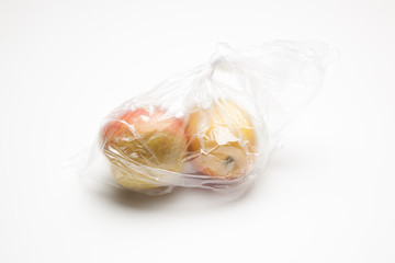 Manzanas en bolsa de plástico, generando residuos difíciles de reciclar