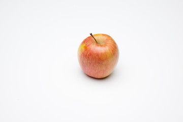 Manzana fuji, fruta sana y saludable, llena de vitaminas, sobre fondo blanco