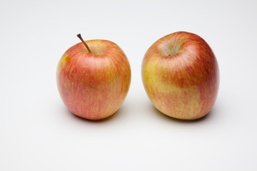 Manzana fuji, fruta sana y saludable, llena de vitaminas, sobre fondo blanco