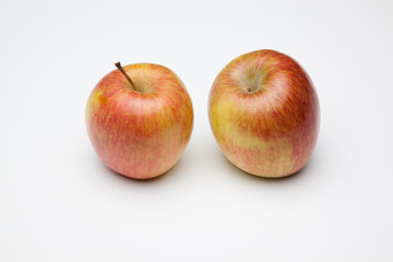 Manzana fuji, fruta sana y saludable, llena de vitaminas, sobre fondo blanco