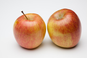 Fototapeta na wymiar Manzana fuji, fruta sana y saludable, llena de vitaminas, sobre fondo blanco